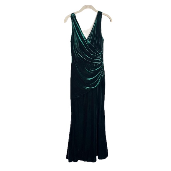 Revelry Dawson Velvet Floor Length Dress in Classic Emerald - Picture 4 of 8